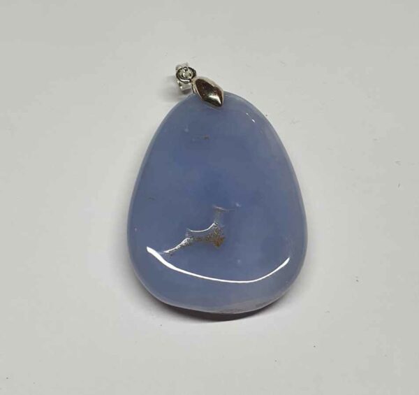 Calcédoine pendentif pierre plate disponible dans notre boutique Le Monde des Stones à Charroux