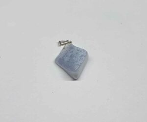 Calcédoine pendentif pierre roulée disponible dans notre boutique Le Monde des Stones à Charroux