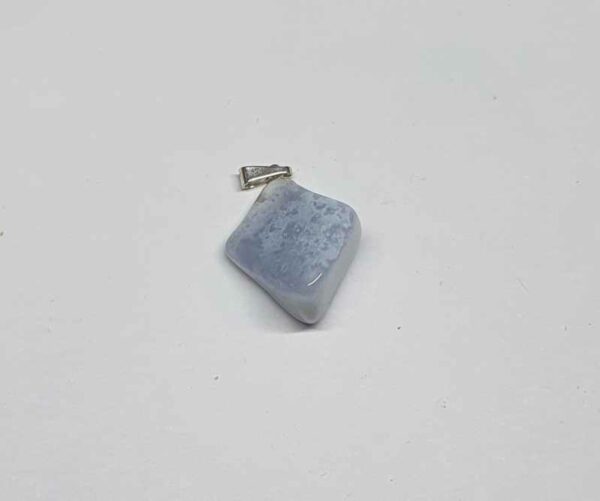 Calcédoine pendentif pierre roulée disponible dans notre boutique Le Monde des Stones à Charroux