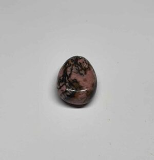 Rhodonite cabochon percé disponible dans notre boutique Le Monde des Stones à Charroux