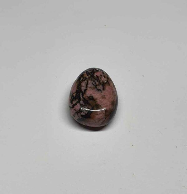 Rhodonite cabochon percé disponible dans notre boutique Le Monde des Stones à Charroux