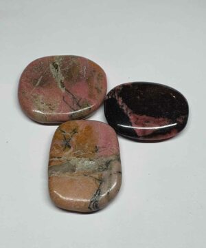 Rhodonite galet plat disponible dans notre boutique Le Monde des Stones à Charroux