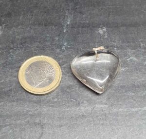 Cristal de roche pendentif cœur disponible dans notre boutique le monde des stones à charroux