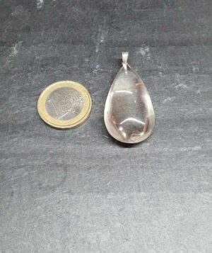 Cristal de roche pendentif goutte disponible dans notre boutique le monde des stones à charroux