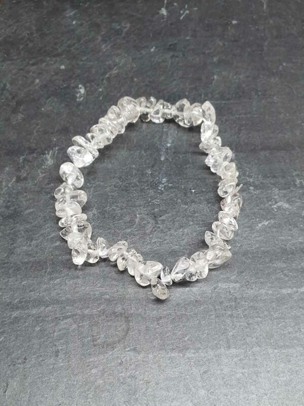 Cristal de roche bracelet baroque disponible dans notre boutique Le Monde des Stones à Charroux