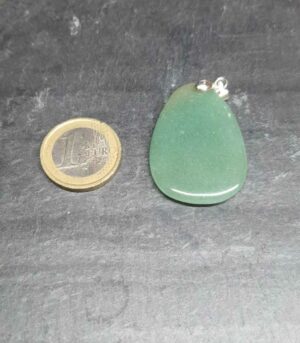 Aventurine verte pendentif pierre plate disponible dans notre boutique Le Monde des Stones à Charroux