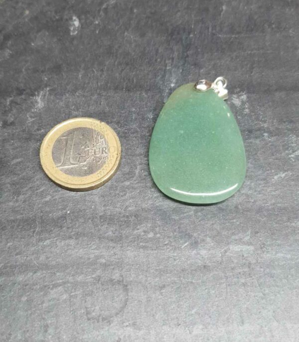 Aventurine verte pendentif pierre plate disponible dans notre boutique Le Monde des Stones à Charroux