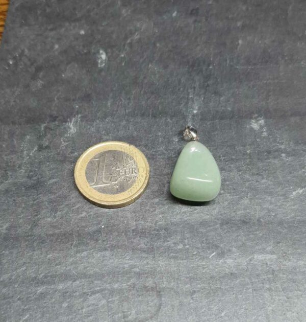 Aventurine verte pendentif pierre roulée disponible dans notre boutique Le Monde des Stones à Charroux