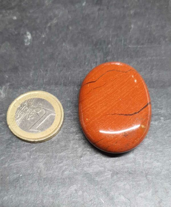 Jaspe rouge galet plat disponible dans notre boutique Le Monde des Stones à Charroux