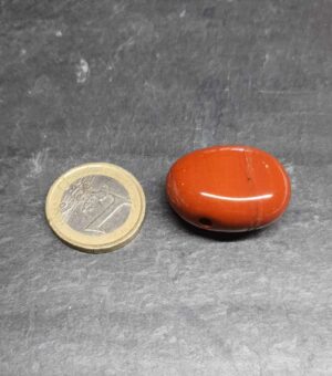 Jaspe rouge cabochon percé disponible dans notre boutique Le Monde des Stones à Charroux