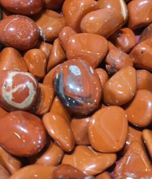 Jaspe rouge pierre roulée disponible dans notre boutique Le Monde des Stones à Charroux