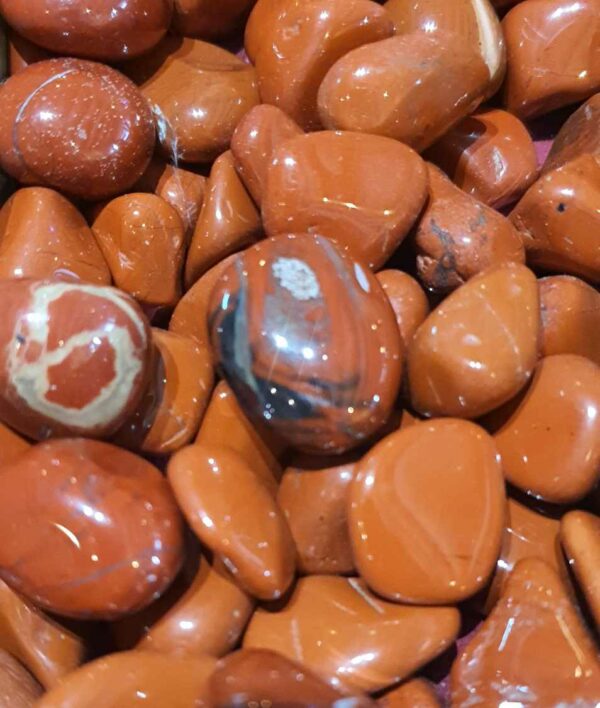 Jaspe rouge pierre roulée disponible dans notre boutique Le Monde des Stones à Charroux