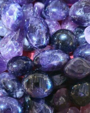 Améthyste roulée disponible dans notre boutique Le Monde des Stones à Charroux