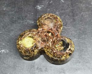 triskell orgonite de recentrage créée et disponible à la boutique Le Monde des Stones à Charroux
