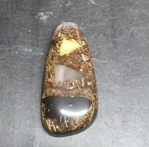 pendentif orgonite de recentrage créée et disponilbe à la boutique Le Monde des Stones à Charroux