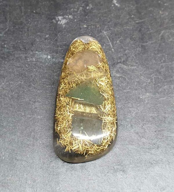 pendentif orgonite thérapeuthes crée et disponible à la boutique Le Monde des Stones à Charroux