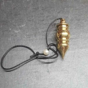 Pendule témoin laiton disponible dans notre boutique Le Monde Des Stones à Charroux
