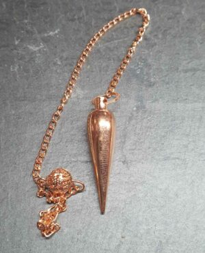 Pendule pointe métal cuivré disponible dans notre boutique Le Monde Des Stones à Charroux