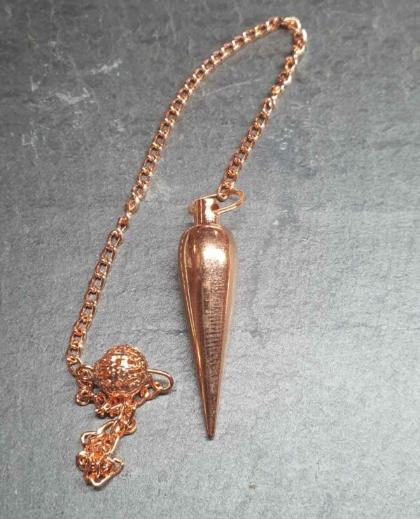 Pendule pointe métal cuivré disponible dans notre boutique Le Monde Des Stones à Charroux