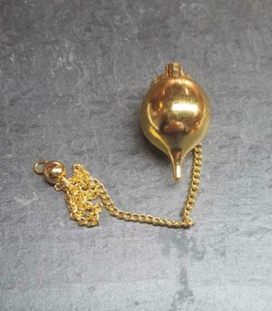 Pendule Mermet en laiton disponible dans notre boutique Le Monde des Stones à Charroux