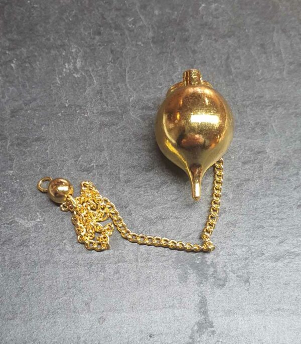 Pendule Mermet en laiton disponible dans notre boutique Le Monde des Stones à Charroux