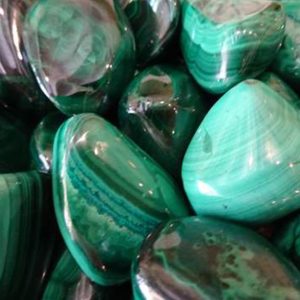 Pierres roulées Malachite disponible dans notre boutique le monde des stones à Charroux