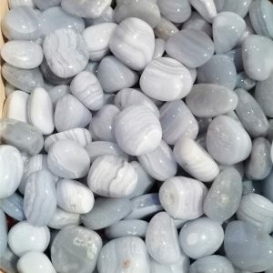 Pierres roulées Calcédoine disponible à l'achat dans notre boutique le monde des stones à Charroux