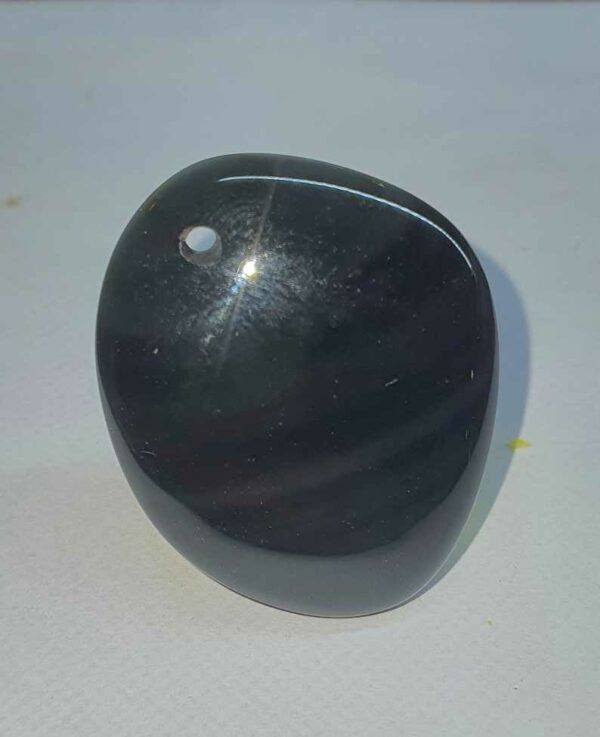 Pendentif obsidienne œil céleste disponible dans notre boutique Le Monde des Stones à Charroux