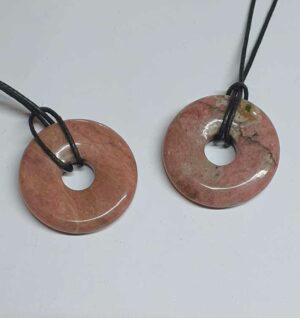 pendentif rhodonite disponible dans notre boutique Le Monde des Stones à Charroux
