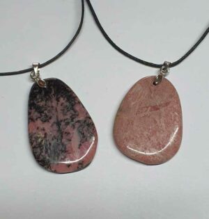 pendentif rhodonite disponible dans notre boutique Le Monde des Stones à Charroux