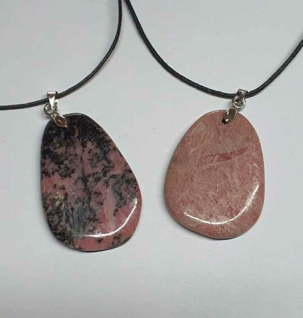 pendentif rhodonite disponible dans notre boutique Le Monde des Stones à Charroux