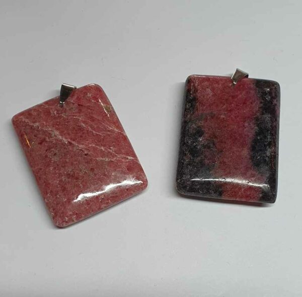 pendentif rhodonite disponible dans notre boutique Le Monde Des Stones à Charroux