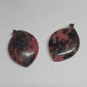 pendentif rhodonite disponible dans notre boutique Le Monde des Stones à Charroux