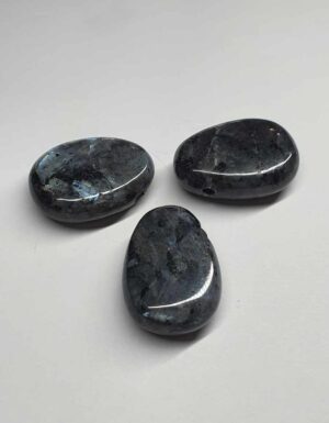 Cabochon percé Larvikite disponible à notre boutique Le Monde des Stones à Charroux