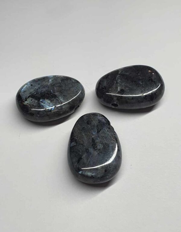 Cabochon percé Larvikite disponible à notre boutique Le Monde des Stones à Charroux
